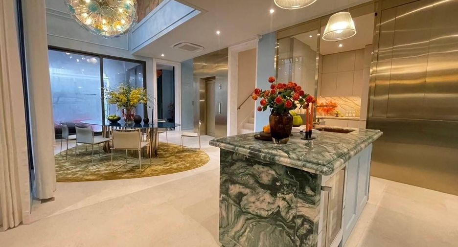 For sale 4 bedrooms house in Suan Luang, Bangkok