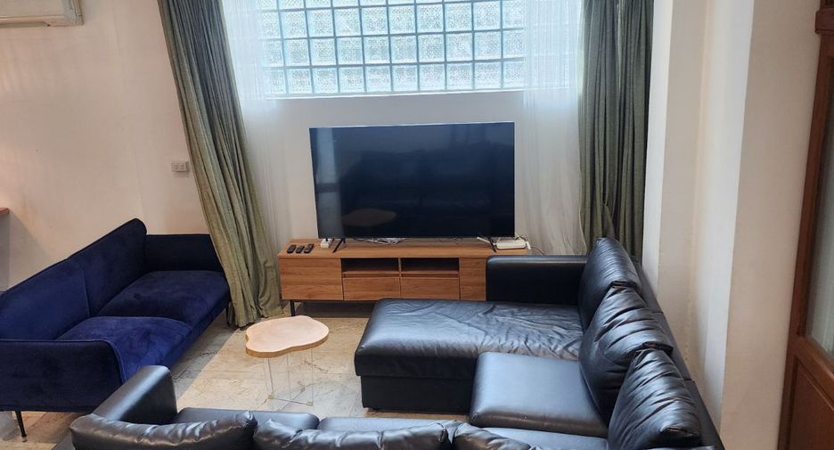 For rent 4 bedrooms house in Khlong Toei, Bangkok
