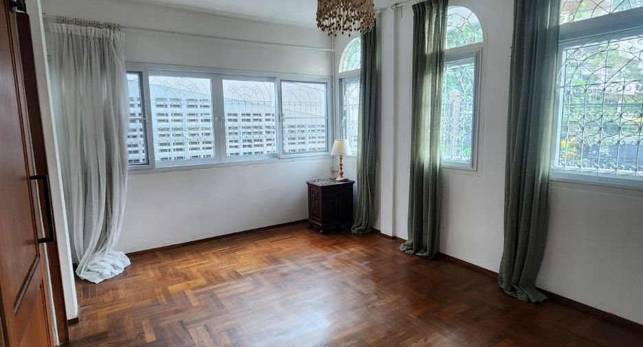 For rent 4 bedrooms house in Khlong Toei, Bangkok
