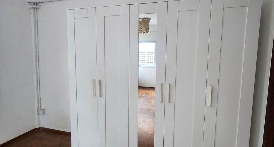 For rent 4 bedrooms house in Khlong Toei, Bangkok