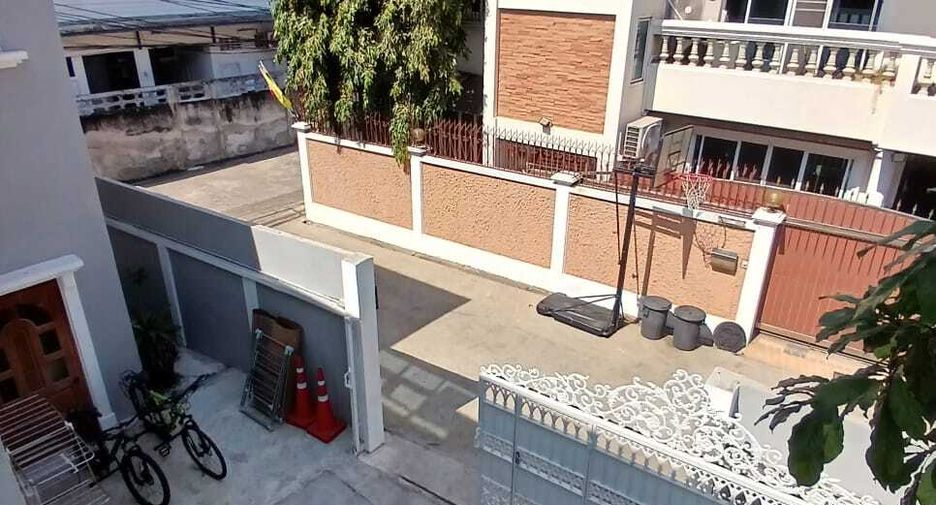 For rent 4 bedrooms house in Khlong Toei, Bangkok