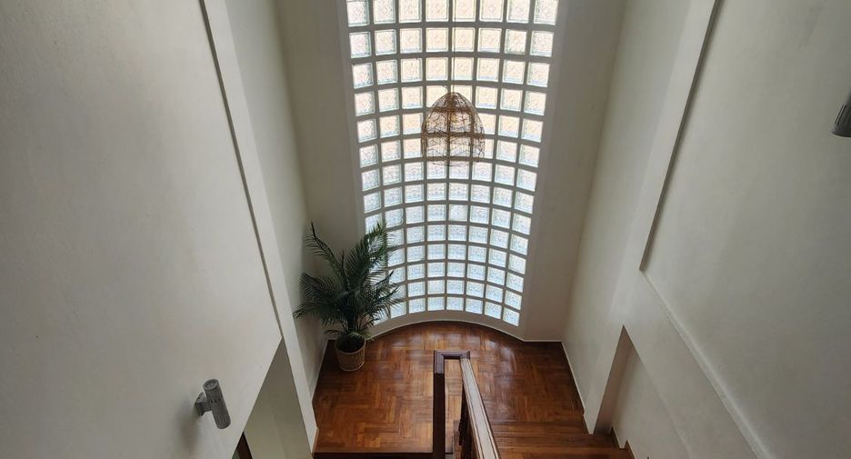 For rent 4 bedrooms house in Khlong Toei, Bangkok