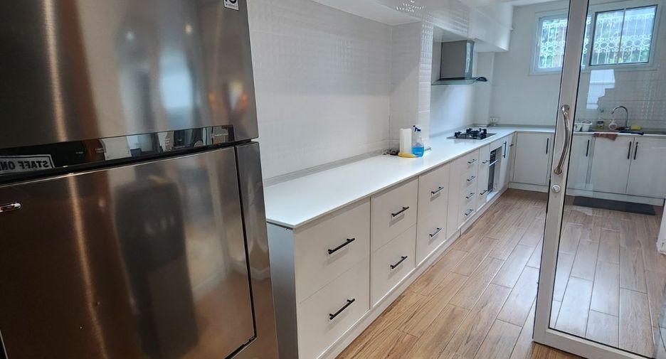 For rent 4 bedrooms house in Khlong Toei, Bangkok