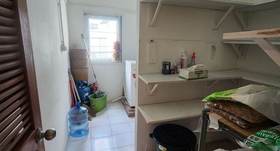 For rent 4 bedrooms house in Khlong Toei, Bangkok