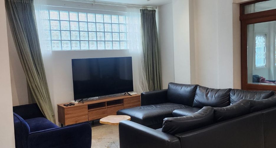 For rent 4 bedrooms house in Khlong Toei, Bangkok