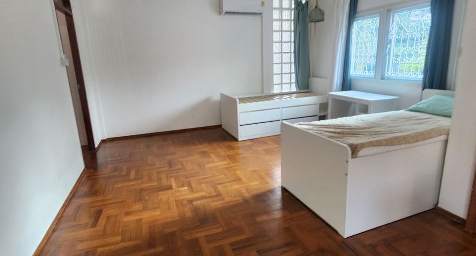 For rent 4 bedrooms house in Khlong Toei, Bangkok