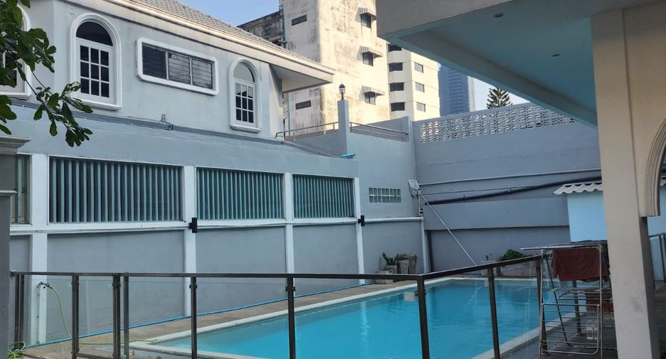 For rent 4 bedrooms house in Khlong Toei, Bangkok