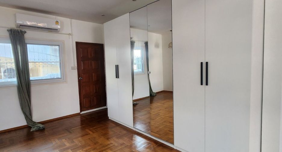 For rent 4 bedrooms house in Khlong Toei, Bangkok
