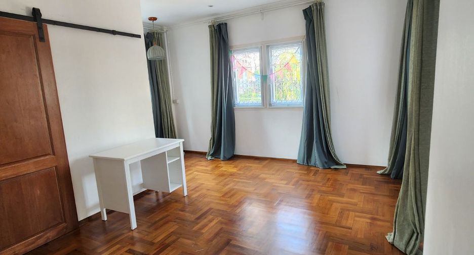 For rent 4 bedrooms house in Khlong Toei, Bangkok
