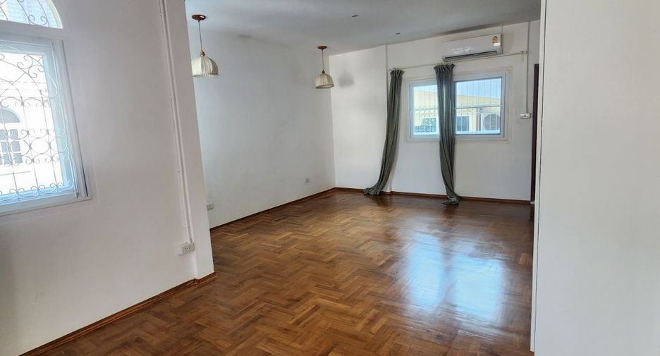 For rent 4 bedrooms house in Khlong Toei, Bangkok