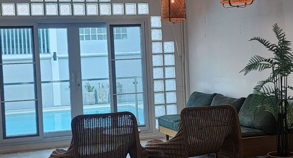 For rent 4 bedrooms house in Khlong Toei, Bangkok