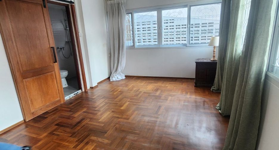 For rent 4 bedrooms house in Khlong Toei, Bangkok