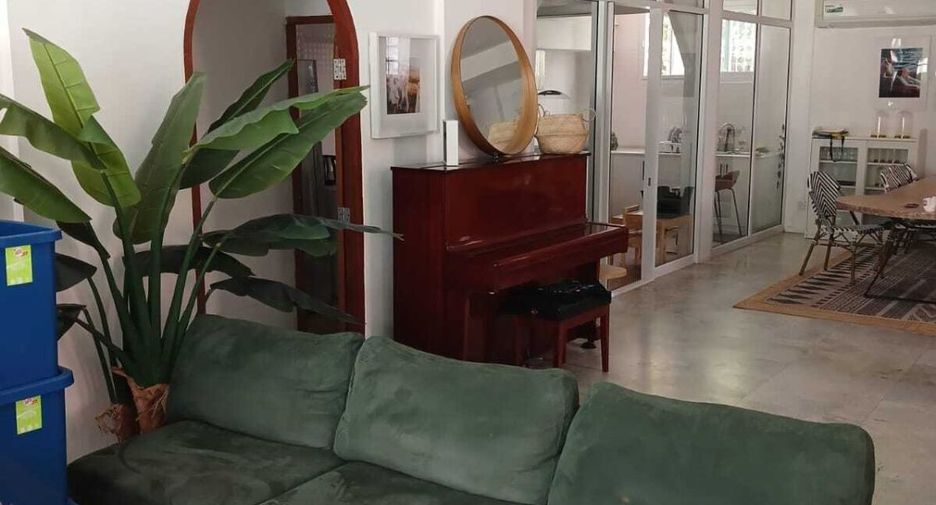 For rent 4 bedrooms house in Khlong Toei, Bangkok