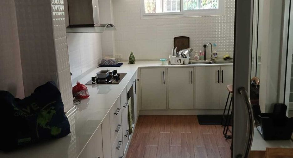 For rent 4 bedrooms house in Khlong Toei, Bangkok
