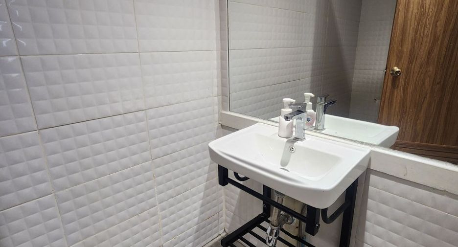 For rent 4 bedrooms house in Khlong Toei, Bangkok