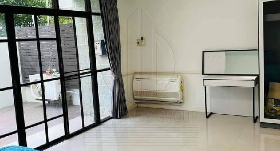 Casa adosada en venta de 3 habitaciones en Watthana, Bangkok