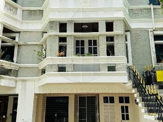 For sale 3 bedrooms townhouse in Watthana, Bangkok