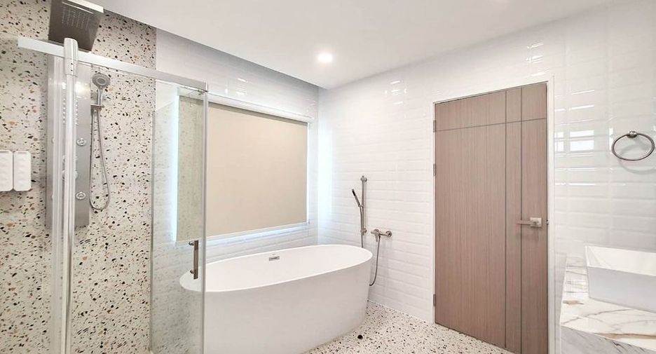 For rent 5 bedrooms house in Mueang Chiang Mai, Chiang Mai