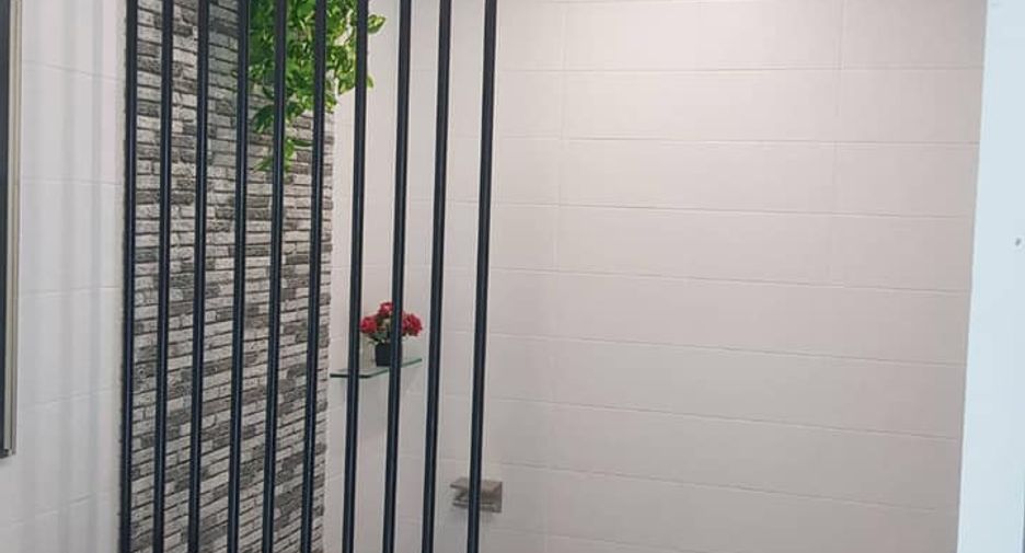 For rent そして for sale 5 ベッドルーム townhouse in Saphan Sung, Bangkok