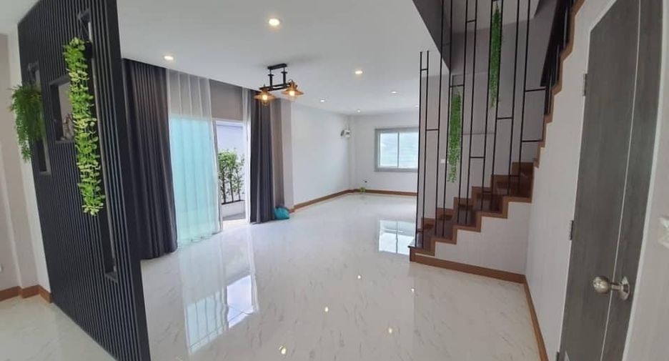 For rent そして for sale 5 ベッドルーム townhouse in Saphan Sung, Bangkok