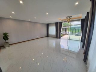 For rent and for sale 5 bedrooms townhouse in Saphan Sung, Bangkok