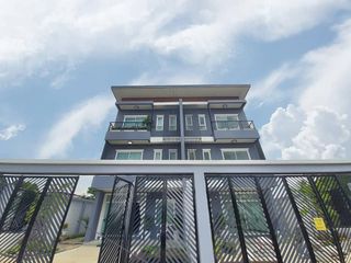 For rent and for sale 5 bedrooms townhouse in Saphan Sung, Bangkok