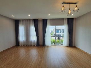 For rent and for sale 5 bedrooms townhouse in Saphan Sung, Bangkok