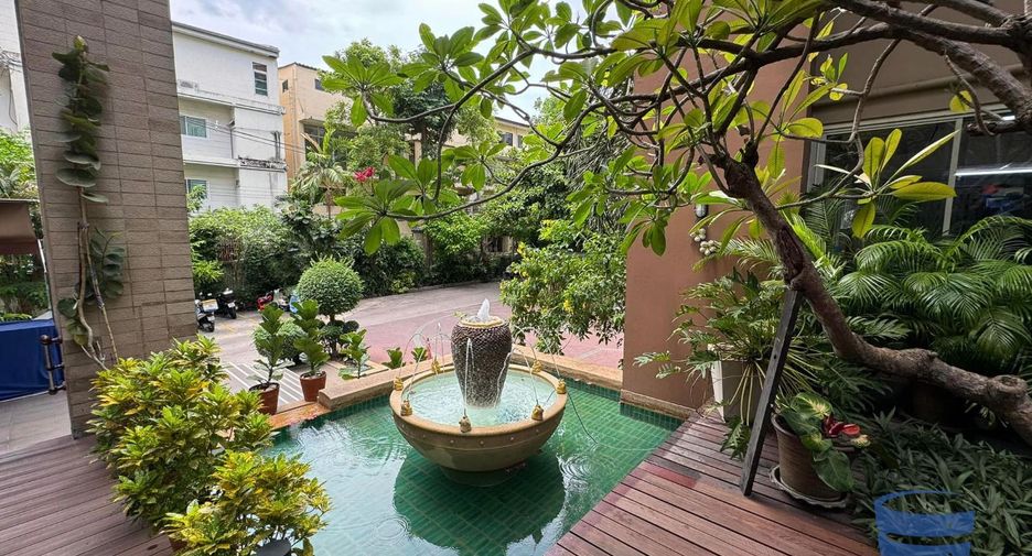 For sale 2 Beds condo in Dusit, Bangkok