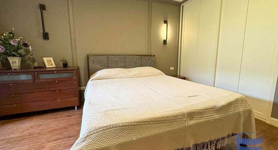 For sale 2 Beds condo in Dusit, Bangkok