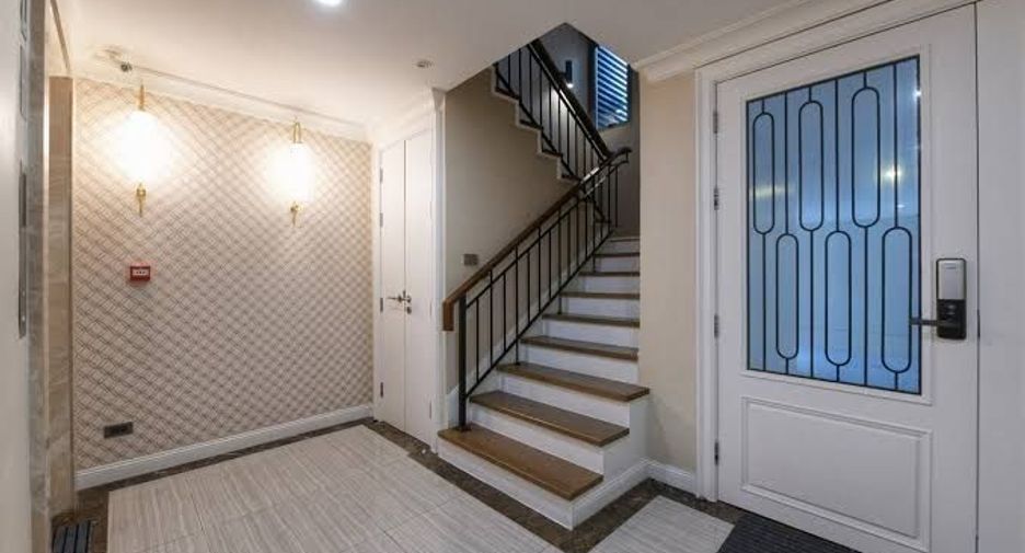 Reihenhaus zum Kauf mit 4 Zimmer in Watthana, Bangkok