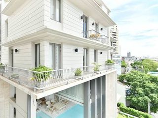 For sale 4 bedrooms townhouse in Watthana, Bangkok