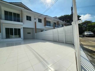 Casa adosada en alquiler y en venta de 3 habitaciones en San Sai, Chiang Mai