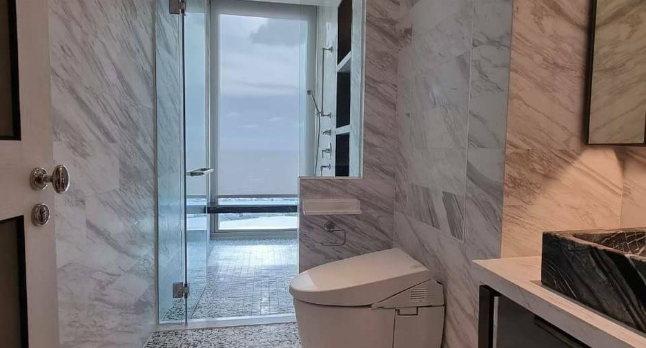 For rent 3 bedrooms condo in Khlong San, Bangkok