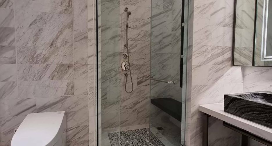 For rent 3 bedrooms condo in Khlong San, Bangkok