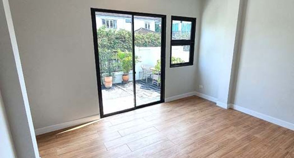 For sale 4 bedrooms house in Thawi Watthana, Bangkok