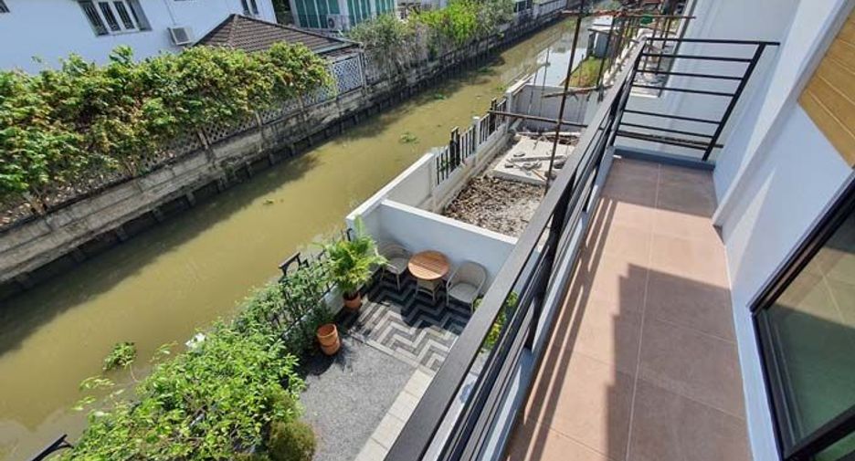 For sale 4 bedrooms house in Thawi Watthana, Bangkok