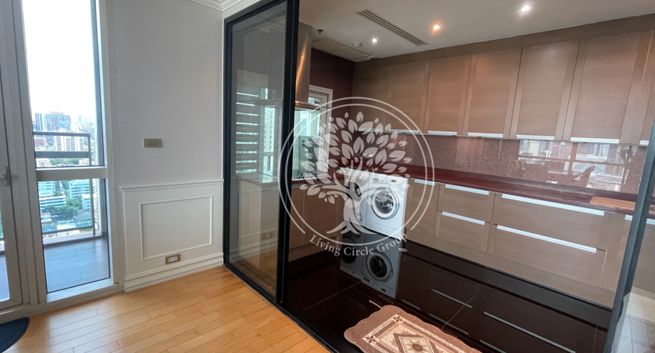 For rent 3 bedrooms condo in Pathum Wan, Bangkok