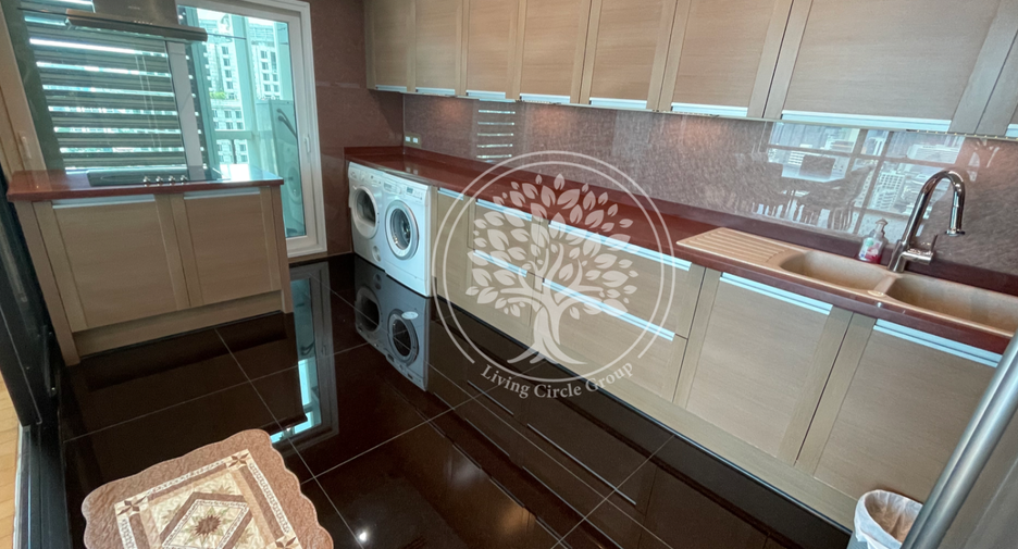 For rent 3 bedrooms condo in Pathum Wan, Bangkok