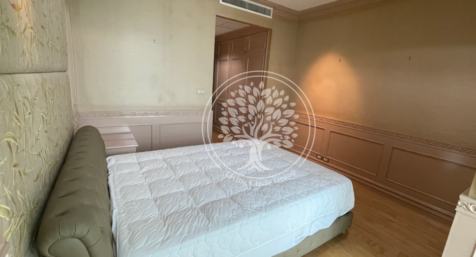 For rent 3 bedrooms condo in Pathum Wan, Bangkok