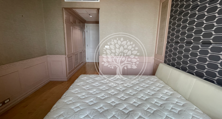 For rent 3 bedrooms condo in Pathum Wan, Bangkok