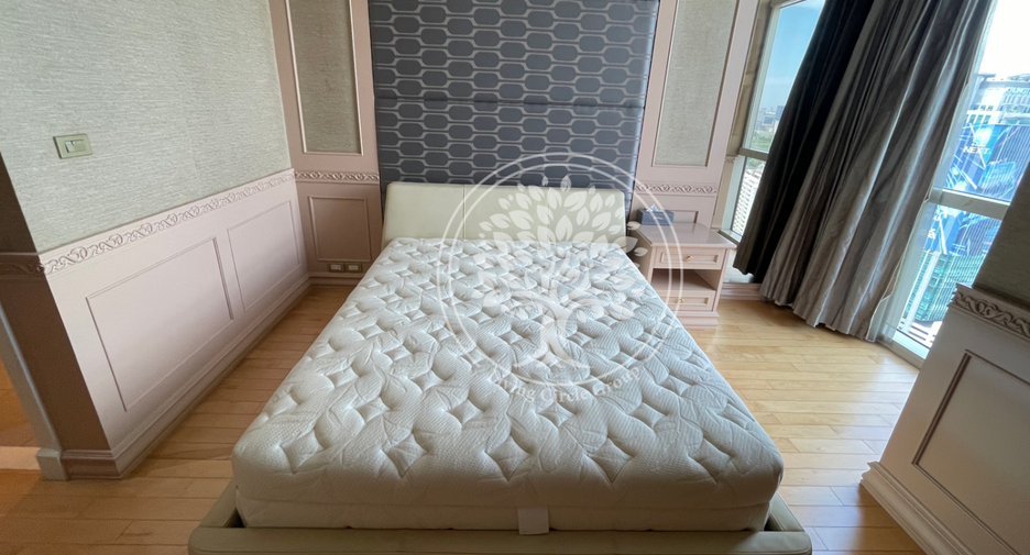 For rent 3 bedrooms condo in Pathum Wan, Bangkok