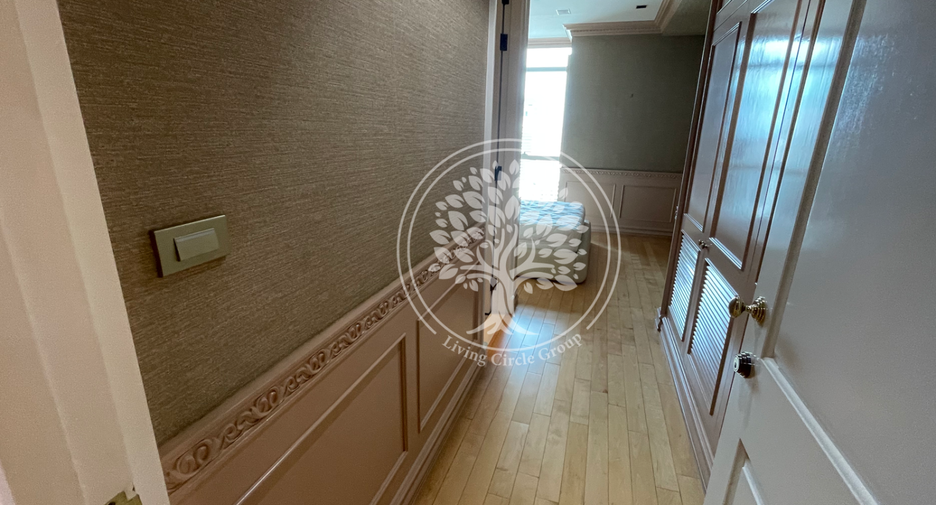 For rent 3 bedrooms condo in Pathum Wan, Bangkok