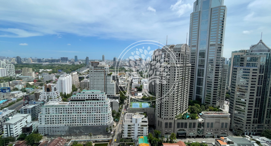 For rent 3 bedrooms condo in Pathum Wan, Bangkok