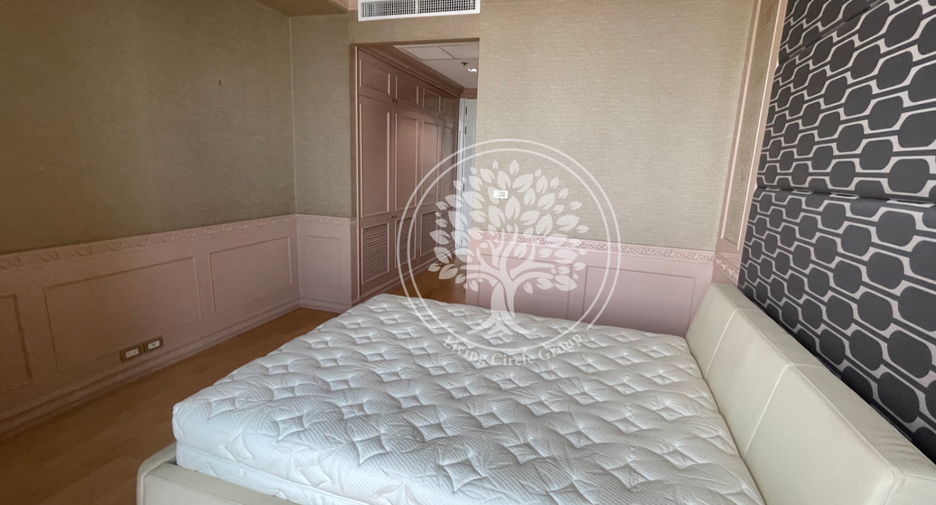 For rent 3 bedrooms condo in Pathum Wan, Bangkok