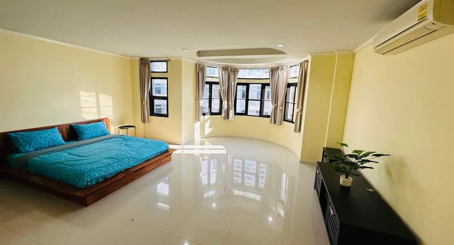 For rent 3 bedrooms townhouse in Watthana, Bangkok