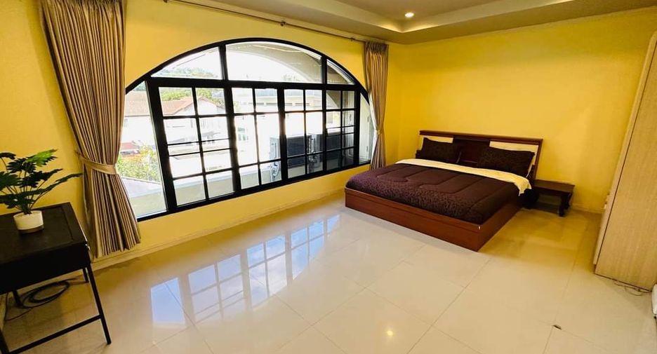 For rent 3 bedrooms townhouse in Watthana, Bangkok