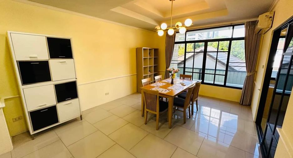 For rent 3 bedrooms townhouse in Watthana, Bangkok