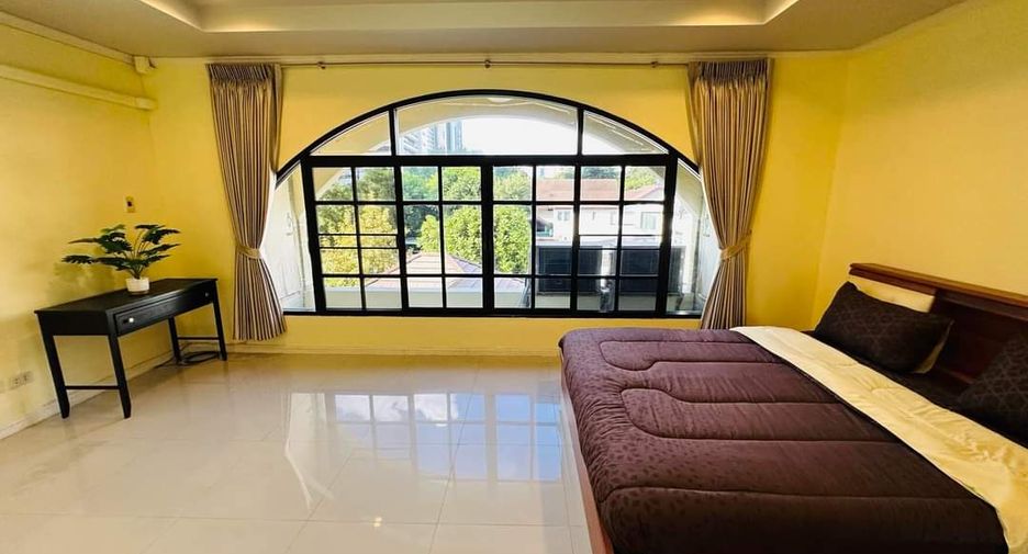 For rent 3 bedrooms townhouse in Watthana, Bangkok