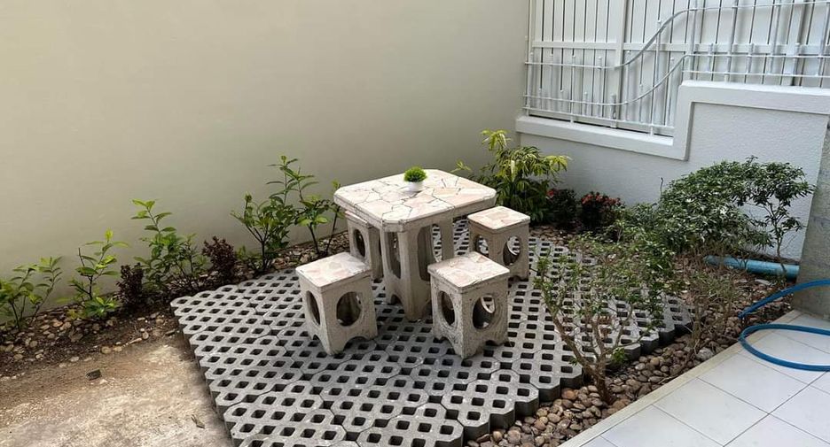 For rent 3 bedrooms townhouse in Watthana, Bangkok
