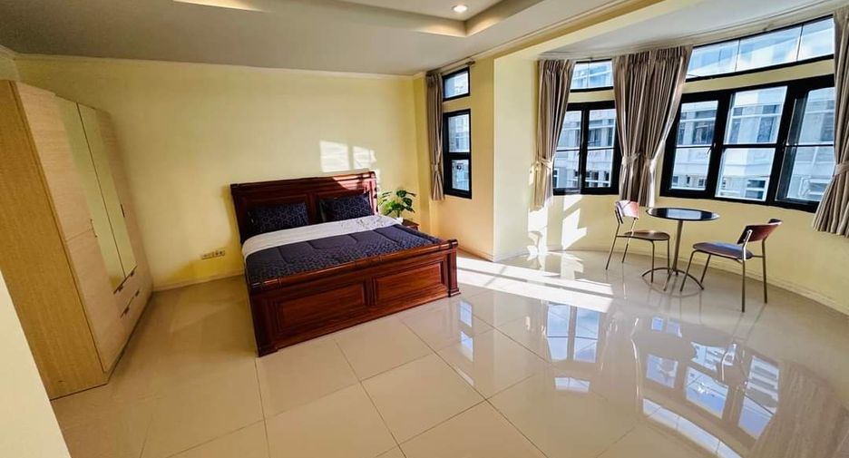 For rent 3 bedrooms townhouse in Watthana, Bangkok